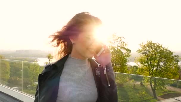 Tiener meisje de straat lopen en praten in de telefoon — Stockvideo