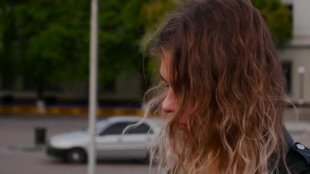 छान केस आणि लाल ओठ धूम्रपान सह किशोर सुंदर मुलगी — स्टॉक व्हिडिओ