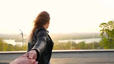 Avrupa güzel kız tutan el mans. Beni kavramı takip