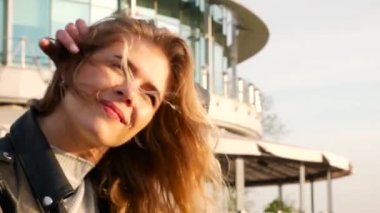 Güzel kadın onun hait rüzgarda dokunmadan