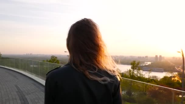 大都市で日の出に素敵な美しい女の子 — ストック動画