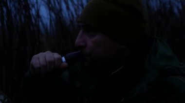 Ördek avcı tüfeği çağıran kuşlar ile bıldırcın-boru ile