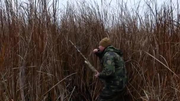 Duck hunter med gevärsskytte i fåglarna — Stockvideo