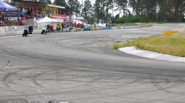 Kiev, Ukrayna - 30 Haziran 2018: İki süper spor bisikletçileri yarış savaş