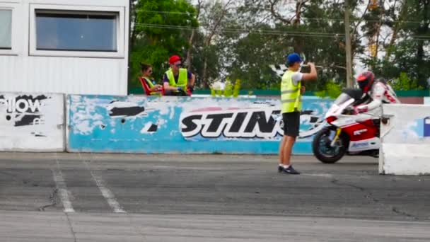 Kiev, Oekraïne - 30 juni, 2018: Super sport fiets piloot begint de race — Stockvideo