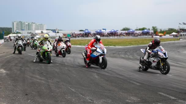 Kiev, Oekraïne-30 juni 2018: start van Moto Racing. Super Sport fietsen op het circuit — Stockvideo