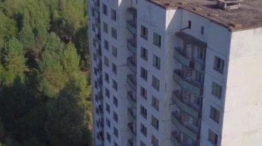 Büyük hasarlı bina. Çernobil nükleer santralinde nükleer patlamanın sonuçları.