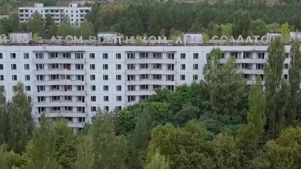 Vivienda destruida por la naturaleza salvaje después de la explosión nuclear de Chernobyl — Vídeo de stock