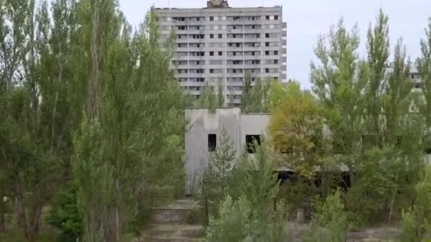 Stort hus med många lägenheter i centrum av döda staden Tjernobyl — Stockvideo