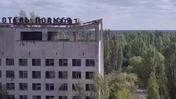 Uitzicht op de lucht van beschadigde gebouwen na dertig jaar Tsjernobyl-catastrofe in Oekraïne — Stockvideo