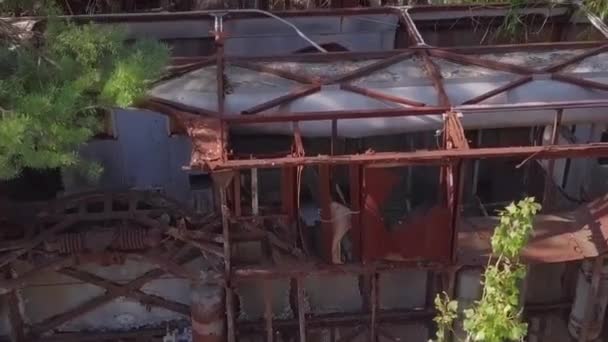 Gebroken bus in de Ghost cite Tsjernobyl, Oekraïne — Stockvideo