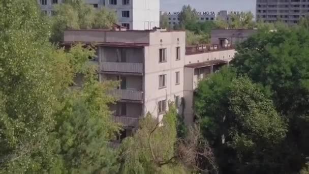 Overblijfselen van woonhuizen in Tsjernobyl Ghost City na nucleaire ramp. — Stockvideo