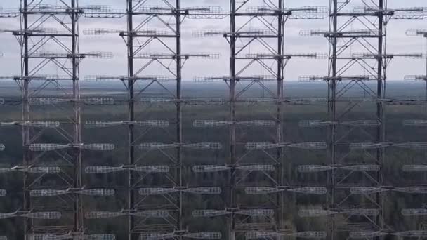 Letecký výstřel zblízka na tajný objekt vojenské zpravodajské služby Duga v černobylské zóně. — Stock video