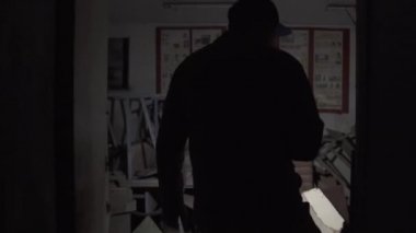 Çernobil nükleer bölgesinde adam.