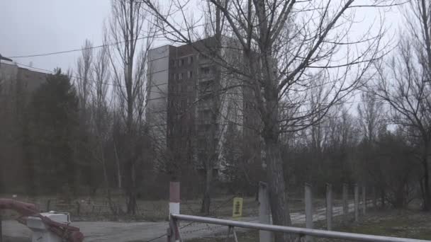 Ghost city Chernobyl, abandoned buildings, cold weather. — Stock Video
