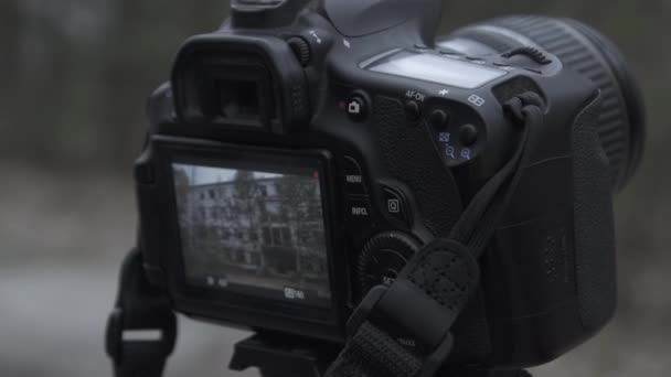 DSLR camera maakt een schot op Pripyat, Chernobyl-zone. — Stockvideo