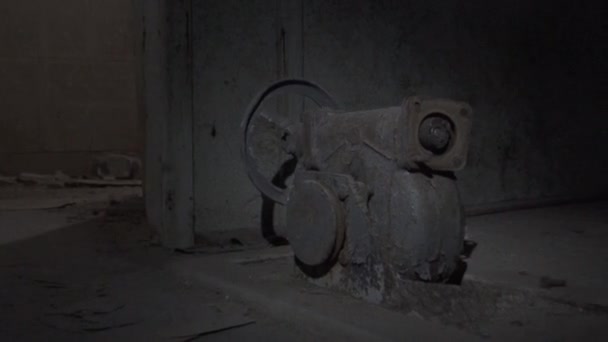 Gammal maskin i Tjernobyl zon, inuti skador byggnad — Stockvideo