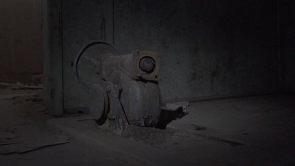 Máquina vieja en la zona de Chernobyl, edificio interior del daño — Vídeos de Stock