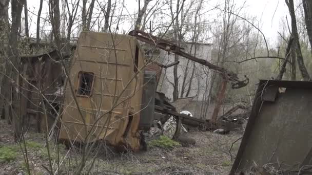 Destoované technickky a stroje v Černobylu — Stock video