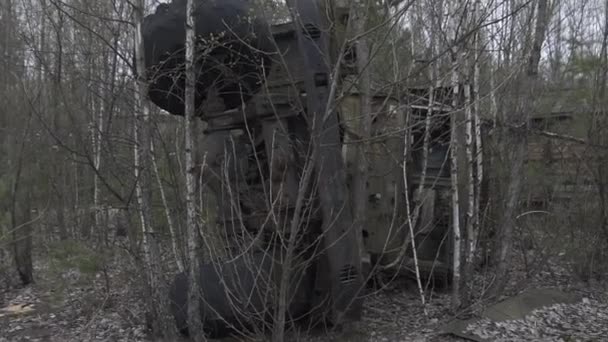 Поврежденная большая тяжелая техника на Чернобыльской АЭС — стоковое видео