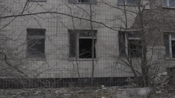 Förstörda muicipal byggnad kvar efter kärnkraftsexplosionen i Tjernobyl — Stockvideo