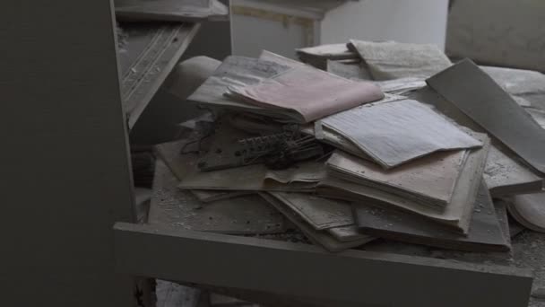 Старые книги в поврежденном здании Чернобыля, Украина — стоковое видео