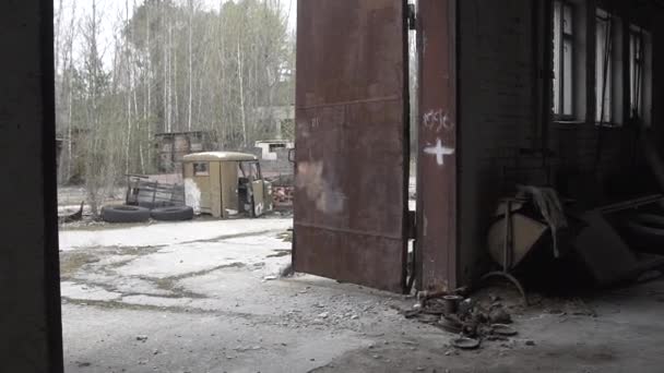 Oude fabriek in Prypiat City. Nucleaire catastrofe van Tsjernobyl. — Stockvideo