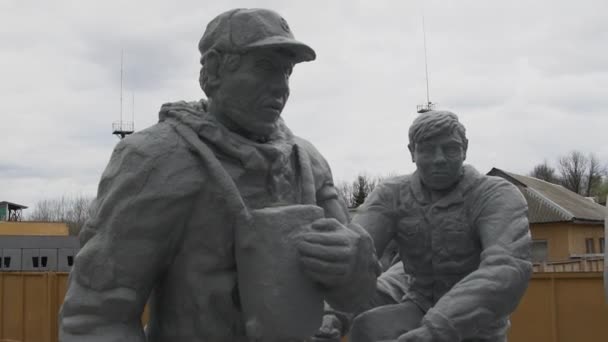 Monumento de liquidadores muertos de la explosión nuclear de Chernobyl . — Vídeo de stock