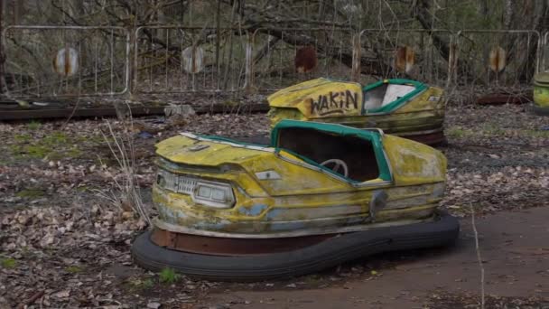 Viejos coches abandonados en la zona de Chernobyl. Catástrofe nuclear en Ucrania — Vídeos de Stock