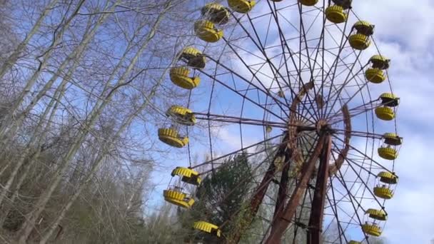 Videoaufnahmen vom Riesenrad in der Geisterstadt Tschernobyl — Stockvideo