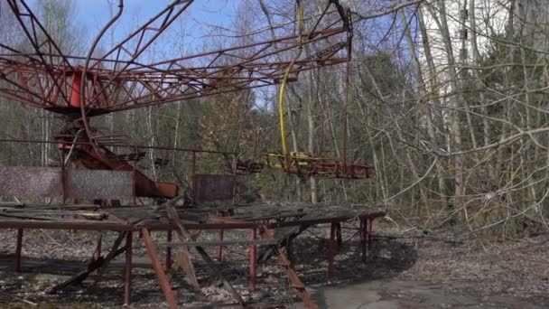 Gebroken kinderen attractie in Tsjernobyl. Videobeelden — Stockvideo