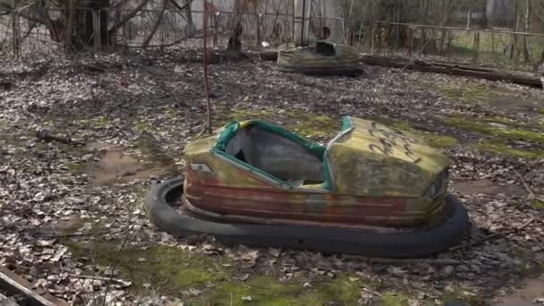 Horror da zona nuclear de Chernobil. Crianças quebradas carros elétricos — Vídeo de Stock