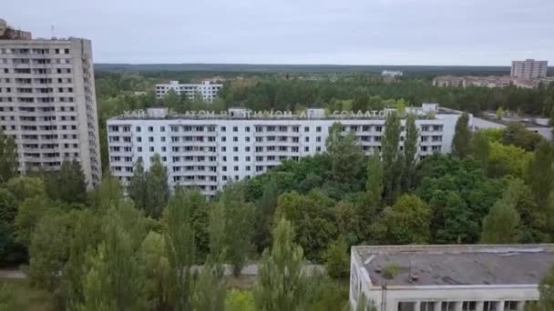 Разрушены гражданские дома в Чернобыльском городе-призраке. Вид на воздух — стоковое видео