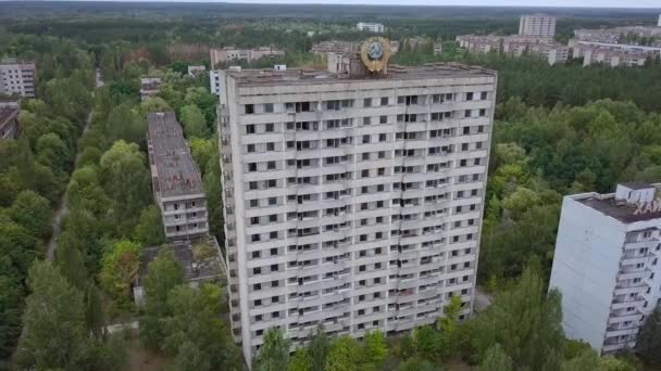 Enorma förstörda byggnad i centrum av Pripyat City efter Tjernobyl nukleär tragedi — Stockvideo