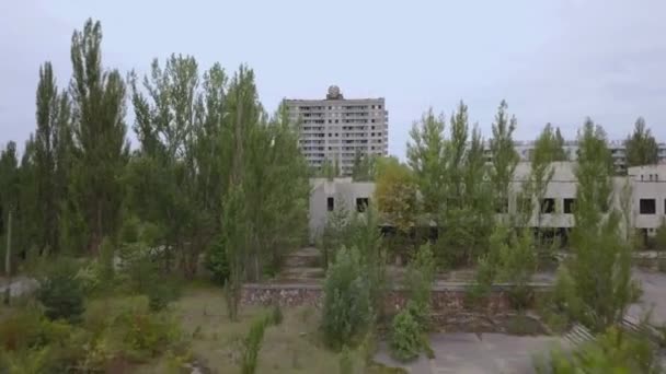 СССР уничтожил город Чернобыль. Воздух разрушенных зданий после ядерной катастрофы — стоковое видео