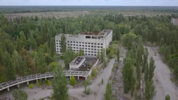 Övergivna Hotel Polissya vid kärnkraftverket i Tjernobyl. — Stockvideo