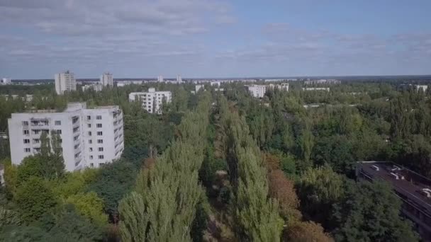 Main Street i Tjernobyl stad efter en många år av kärnkraftskatastrof — Stockvideo