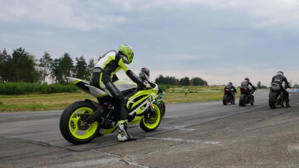 Kiev, Ucraina - 30 giugno 2018: partenza delle moto supersportive — Video Stock