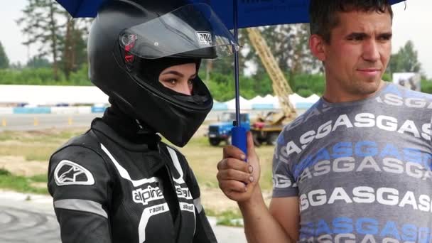 Kiev, Ucrania - 30 de junio de 2018: ojos encantadores de montar moto GP girl — Vídeo de stock