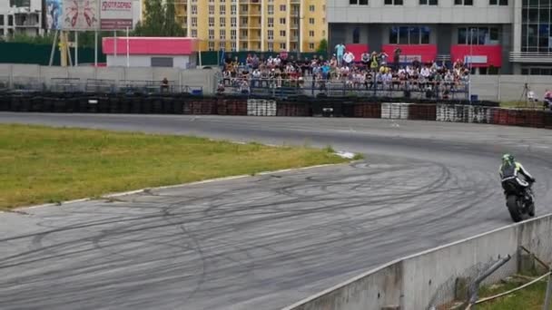 Kiev, Oekraïne - 30 juni 2018: slow motion bakes trainen van de race — Stockvideo