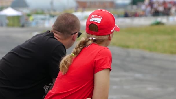 Kiev, Oekraïne - 30 juni 2018: Mooi moto Gp fan meisje — Stockvideo