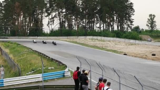 Kiev, Ukraina - 30 juni 2018: supersnabba sportcyklar på speed race — Stockvideo