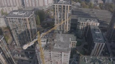 Vinçli, canlı, karavan evi inşaatı. Hava Görünümü.