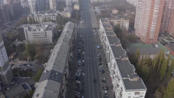 Volando per le strade della città. Guida di auto ed edifici moderni . — Video Stock