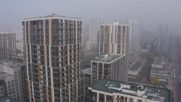 Foggy weather and modern houses of big city. Air view — Stock Video