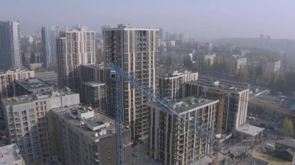 Vista aérea do guindaste de construção em uma cidade grande — Vídeo de Stock