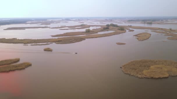 Rápido moowing barco de pesca no delta do rio grande. Vista aérea do rio Dnipro . — Vídeo de Stock