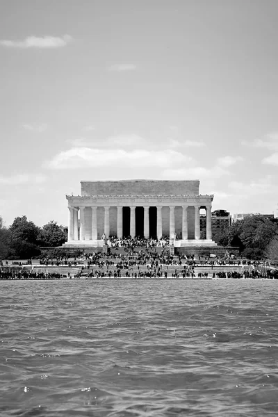 Вашингтон, США - апрель 2018: Мемориал Линкольна закрывается в черно-белом цвете . — стоковое фото