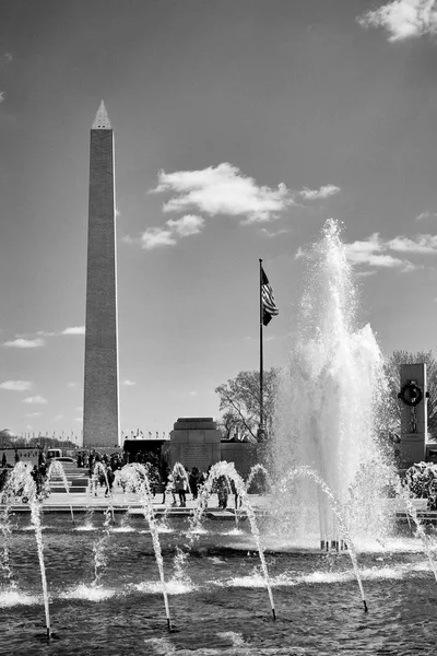 Washington DC, USA - April 2018: Washington Monument view from the World World II Memorial fountain. — Stock Photo, Image