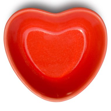 Beyaz arka plan üzerinde izole kalp şeklinde kırmızı plaka.